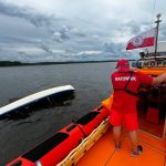 Łódź przewróciła się na jeziorze Stręgiel. Skrajnie wyziębieni czekali na pomoc ratowników (3)
