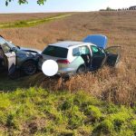 Niebezpieczne wyprzedzanie w Konopkach Wielkich. Dwa samochody wypadły z drogi (2)