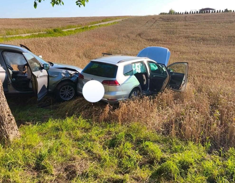 Niebezpieczne wyprzedzanie w Konopkach Wielkich. Dwa samochody wypadły z drogi