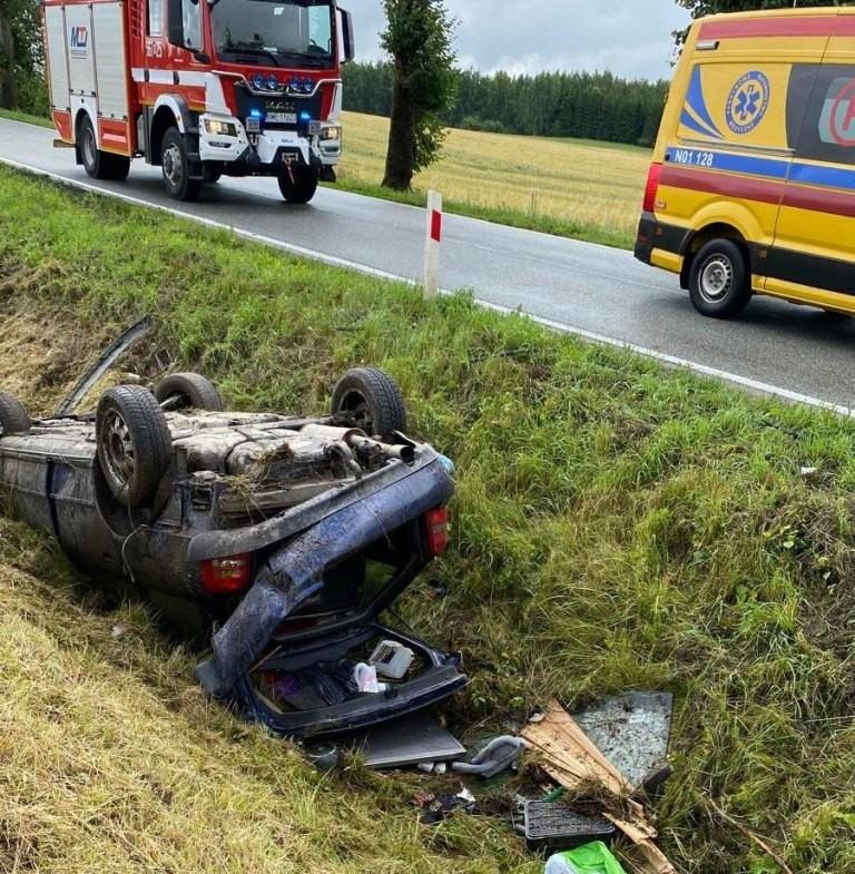 Nietrzeźwa 44-latka dachowała audi. Pasażerka trafiła do szpitala w Giżycku