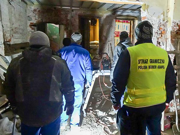 Prawie 500 cudzoziemców pracowało niezgodnie z przepisami. Straż Graniczna podsumowała kontrole