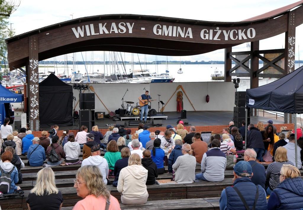 Wilkasy rozbrzmiały szantami. Publiczność wypełniła amfiteatr nad Niegocinem
