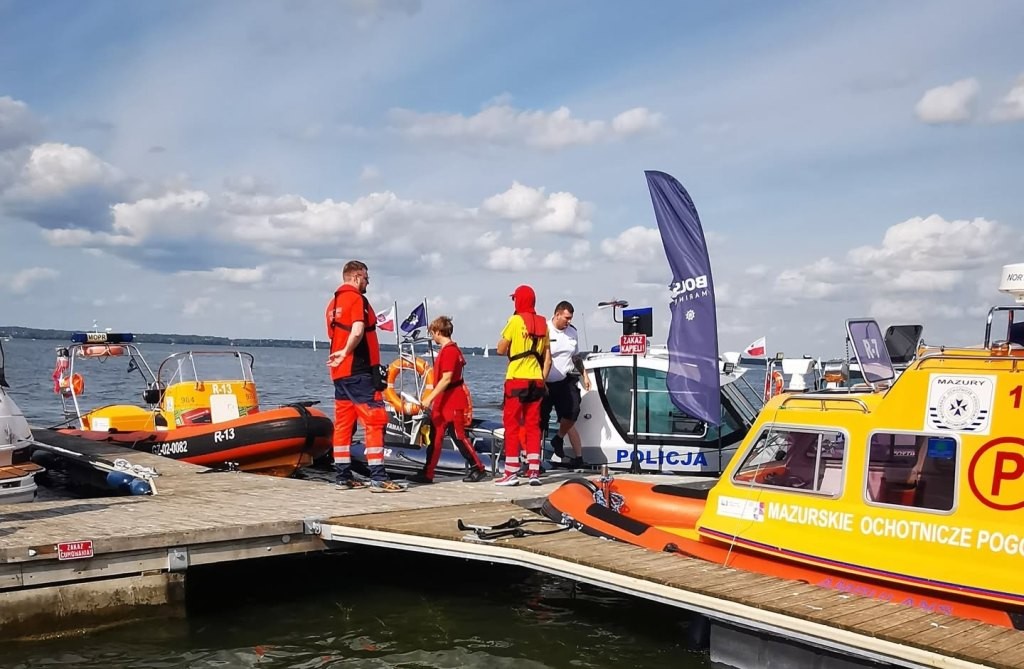 Zderzenie skutera wodnego z łodzią motorową na Niegocinie. Jedna osoba trafiła do szpitala