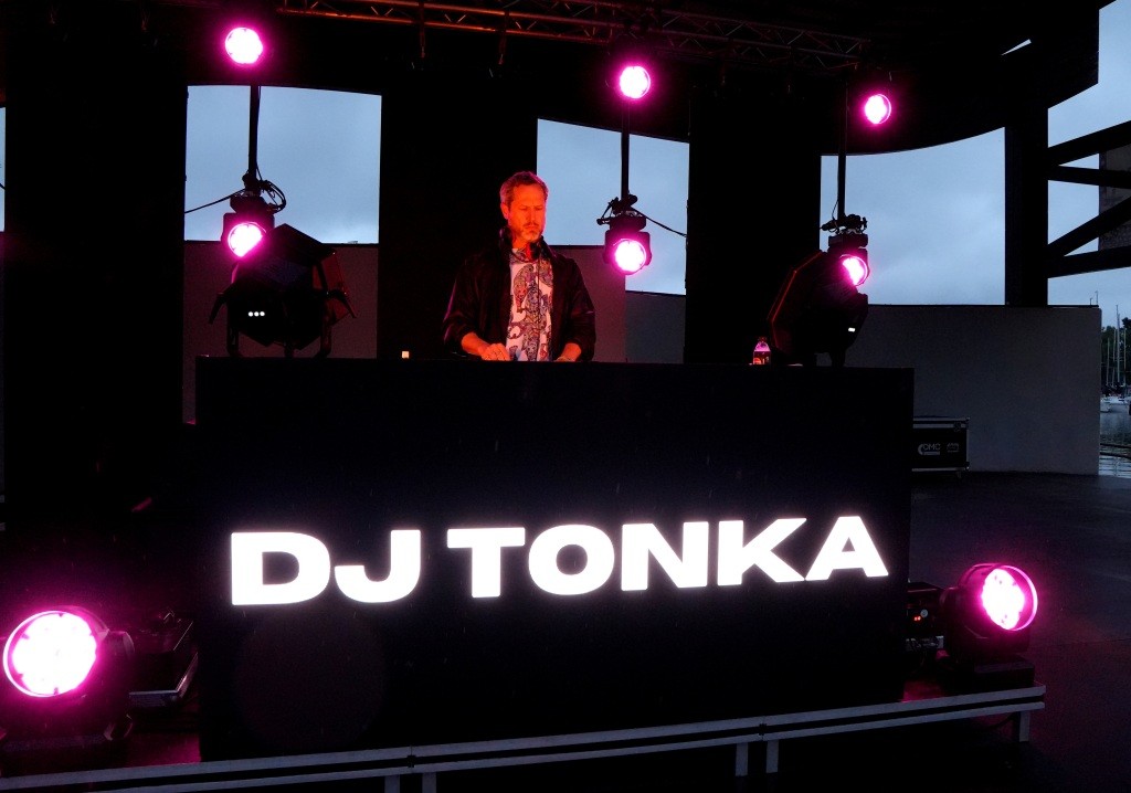 DJ Tonka rozgrzał Wilkasy. Tłumy na Sunset Sessions 2026