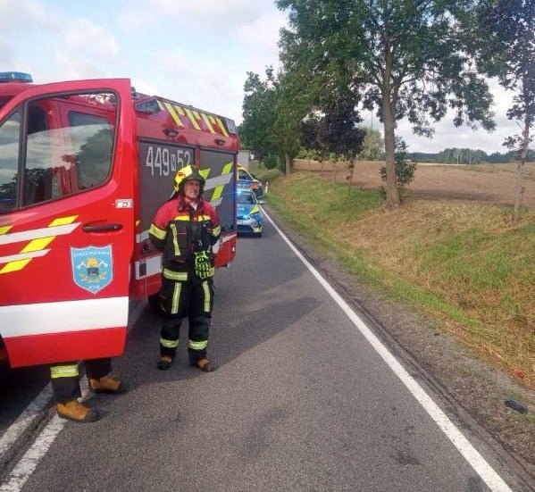 Dachowanie na trasie Giżycko–Ryn. Jedna osoba trafiła do szpitala
