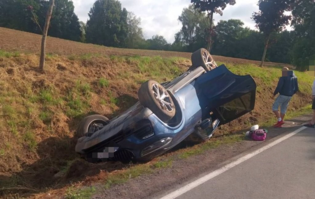 Dachowanie na trasie Giżycko–Ryn. Jedna osoba trafiła do szpitala