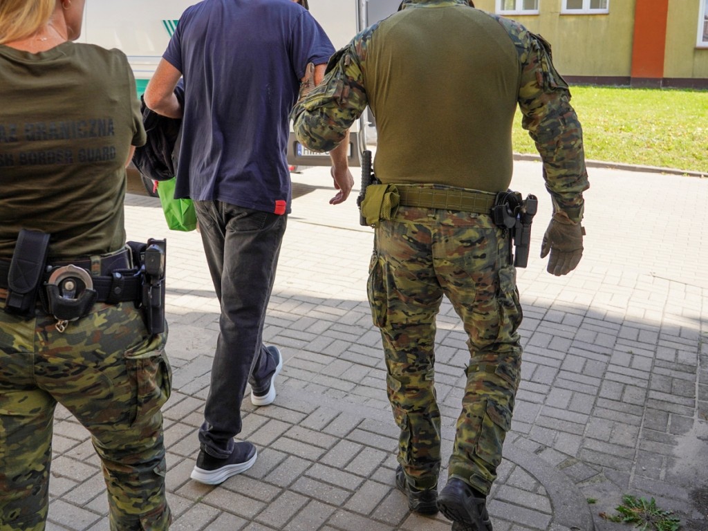 Jazda po alkoholu, pobicie, kradzieże i nielegalny pobyt. Trzech cudzoziemców opuściło Polskę