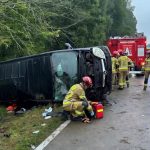 Zderzenie, dachowanie i ucieczka po uderzeniu w mur. Niebezpieczny weekend na drogach powiatu giżyckiego (2)