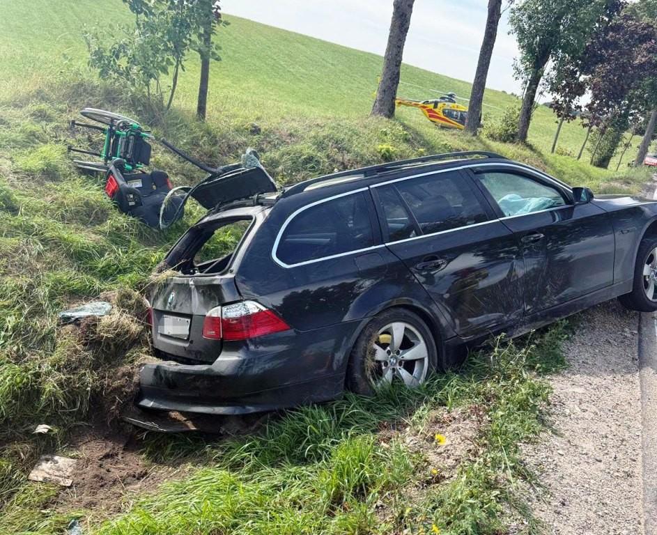 Samochód z 10 osobami uderzył w barierę, kierowca peugeota w betonowy mur. Niebezpieczny weekend na drogach powiatu