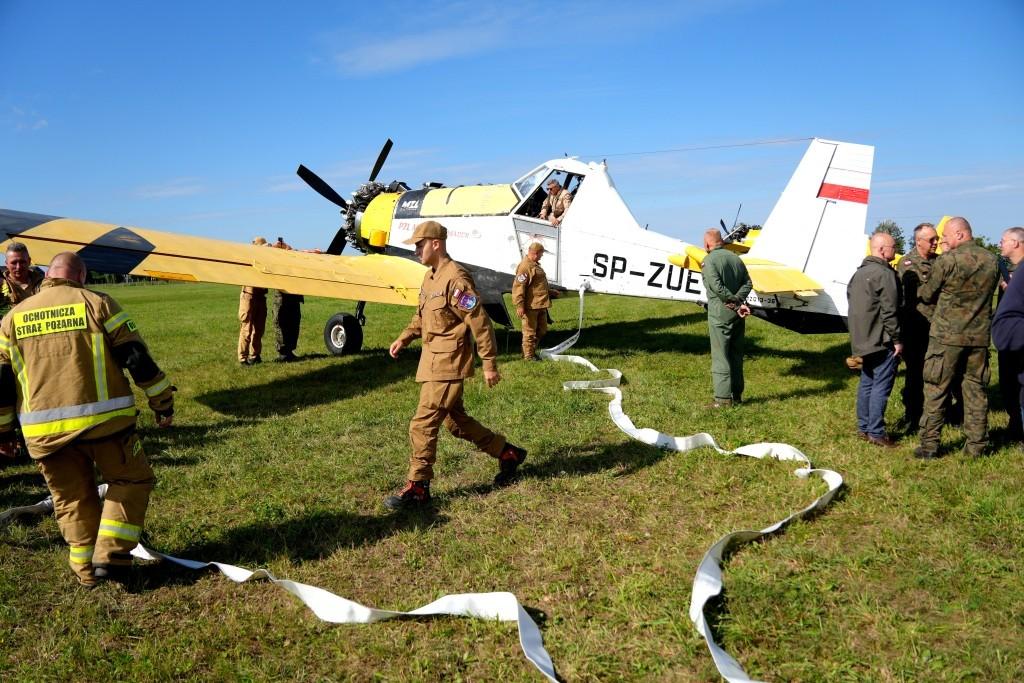Dromader w akcji na Osiedlu Grajwo. Służby ćwiczyły gaszenie pożarów z powietrza