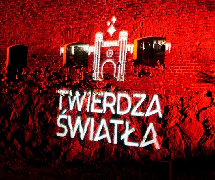 Historyczne mury w świetlnej oprawie. Tłumy na „Twierdzy Światła” w Giżycku