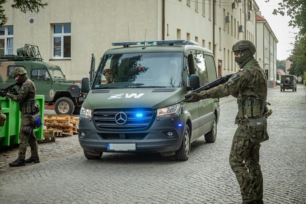 Symulowany napad na magazyn uzbrojenia. Ćwiczenia służb w 15. Giżyckiej Brygadzie Zmechanizowanej