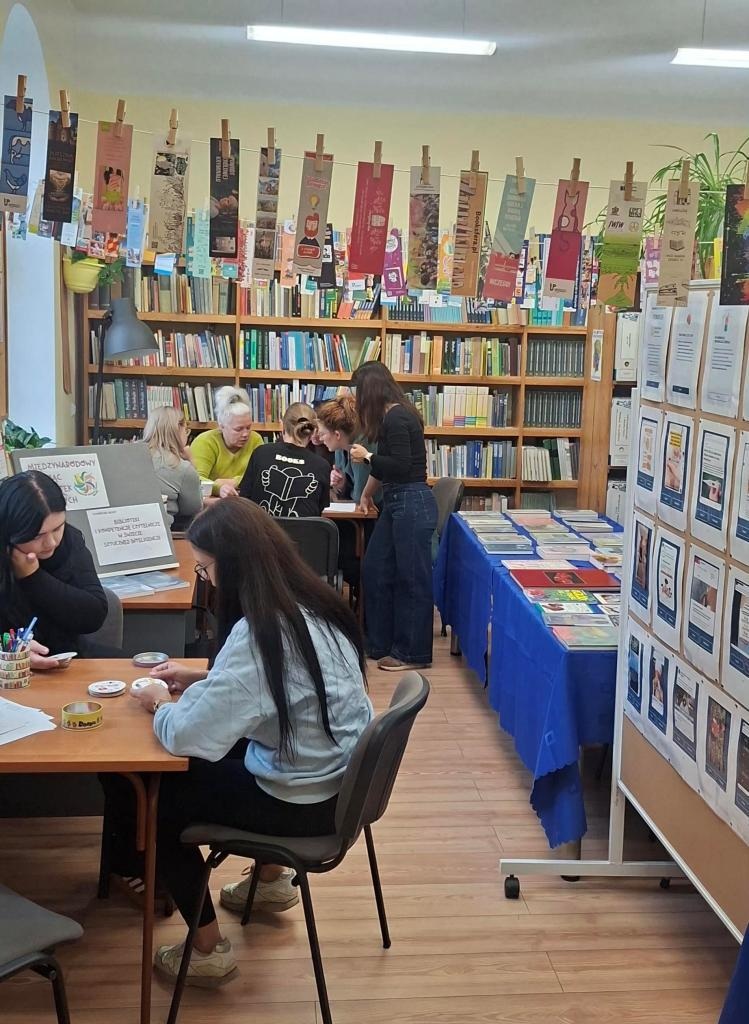 Gry, quiz i rozmowy o dezinformacji. Noc Bibliotek w giżyckim CKZiU