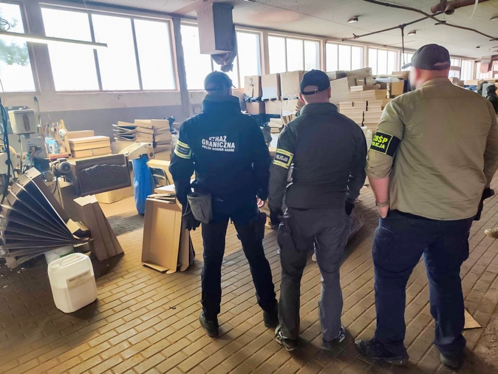 Nielegalna fabryka papierosów zlikwidowana. W akcji funkcjonariusze SG z Węgorzewa
