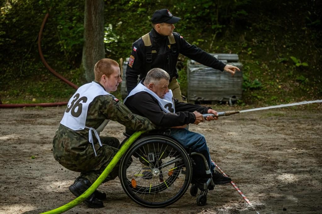 VII Turniej Otwartych Serc w Giżycku. Wspólne wyzwania osób z niepełnosprawnościami i mundurowych